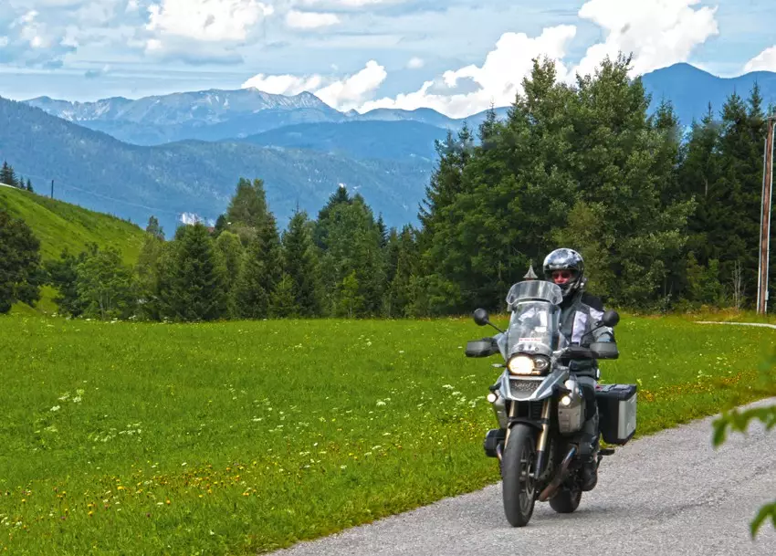 Motorrad auf einer Wiesenstraße am Kerschbaumer Sattel Motorrad auf einer Wiesenstraße am Kerschbaumer Sattel