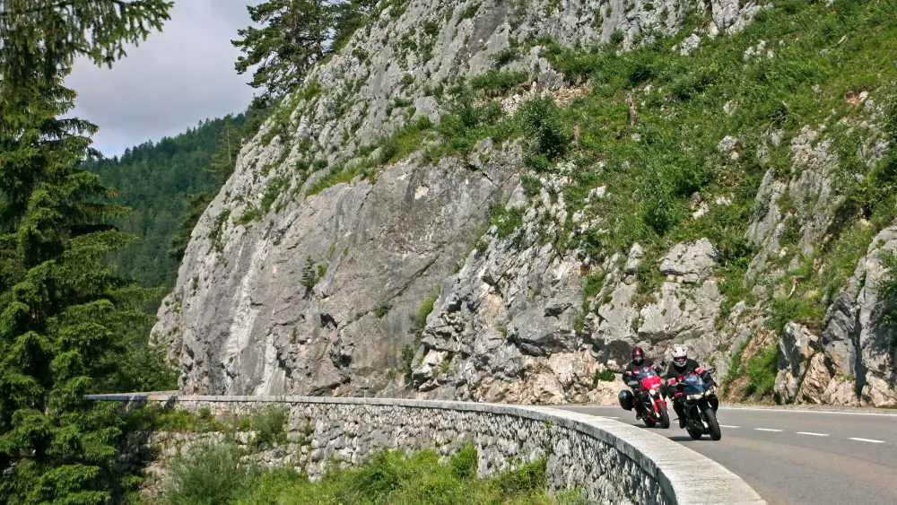 Motorräder auf der in den Fels gesprengten Passstraße am Gaichtpass Motorräder auf der in den Fels gesprengten Passstraße am Gaichtpass