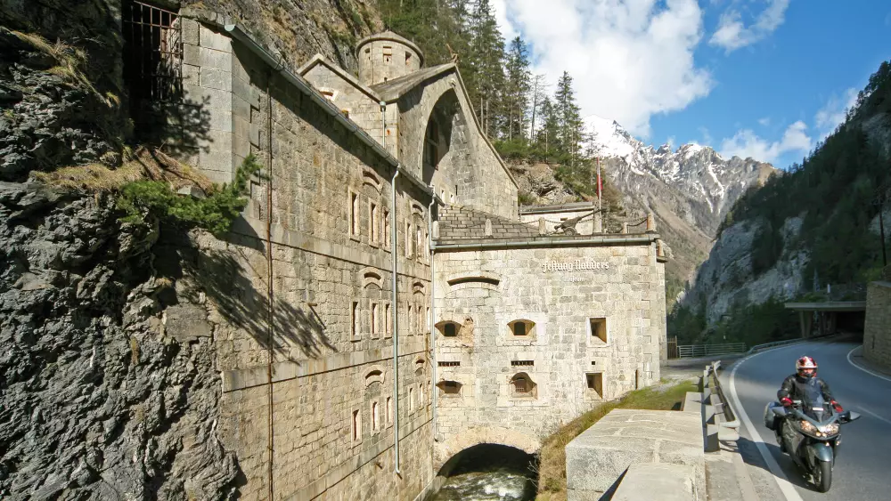 Historische Festungsanlage aus Stein an der Passstraße Historische Festungsanlage aus Stein an der Passstraße