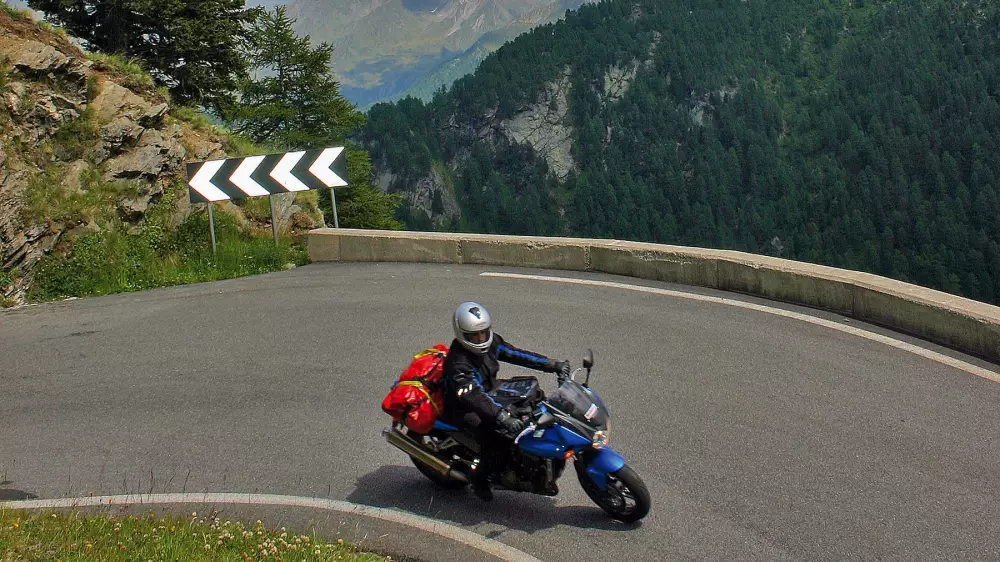 Motorrad in einer Kehre der Timmelsjoch-Hochalpenstraße Motorrad in einer Kehre der Timmelsjoch-Hochalpenstraße