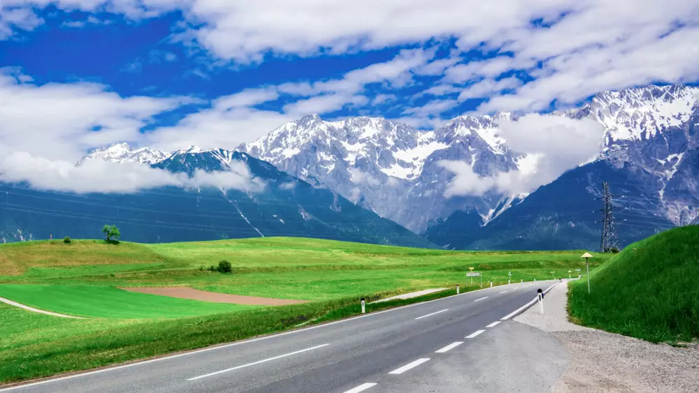 Landstraße vor schneebedeckten Bergen auf dem Weg zum Fernpass Landstraße vor schneebedeckten Bergen auf dem Weg zum Fernpass