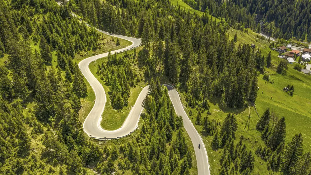 Luftbild der Serpentinen des Hahntennjochs zwischen Waldhängen Luftbild der Serpentinen des Hahntennjochs zwischen Waldhängen