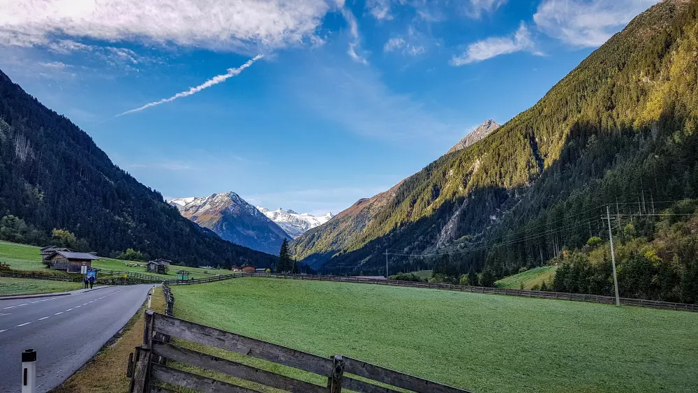 Talstraße mit Blick auf die Berge an der Stubaier Gletscherstraße Talstraße mit Blick auf die Berge an der Stubaier Gletscherstraße